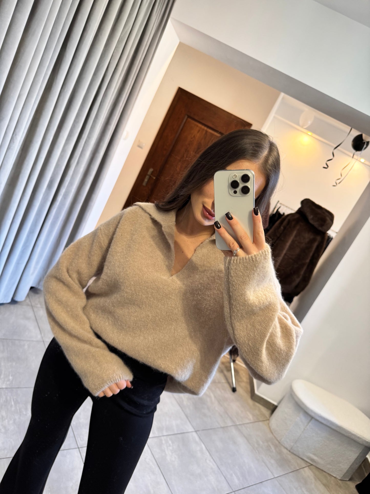 Sweter z dekoltem w serek – beżowy