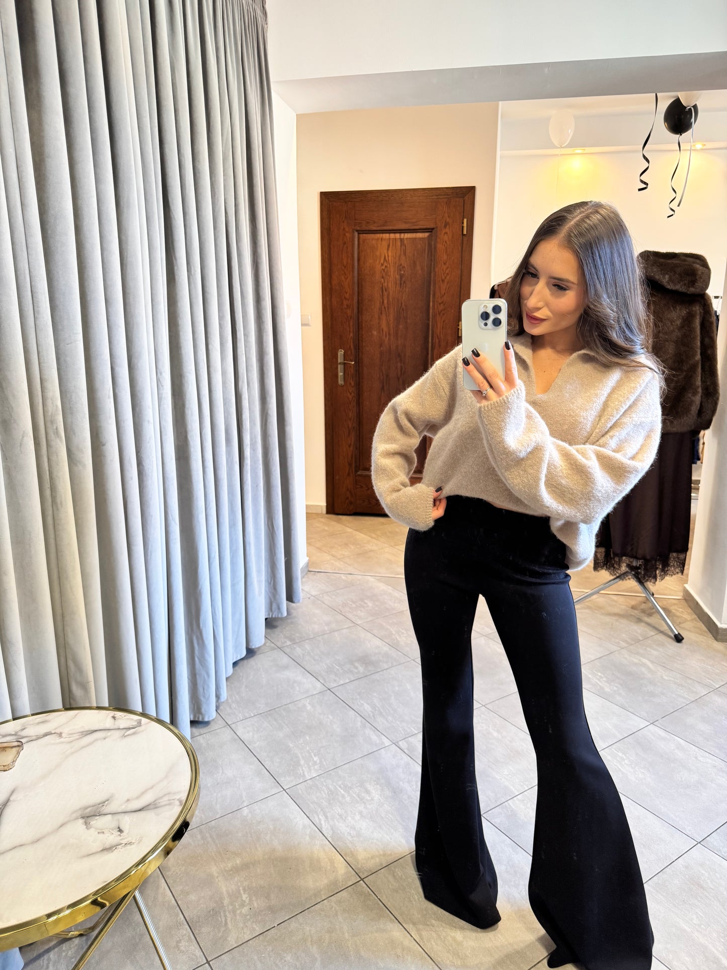 Sweter z dekoltem w serek – beżowy