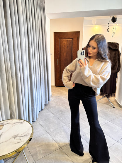 Sweter z dekoltem w serek – beżowy