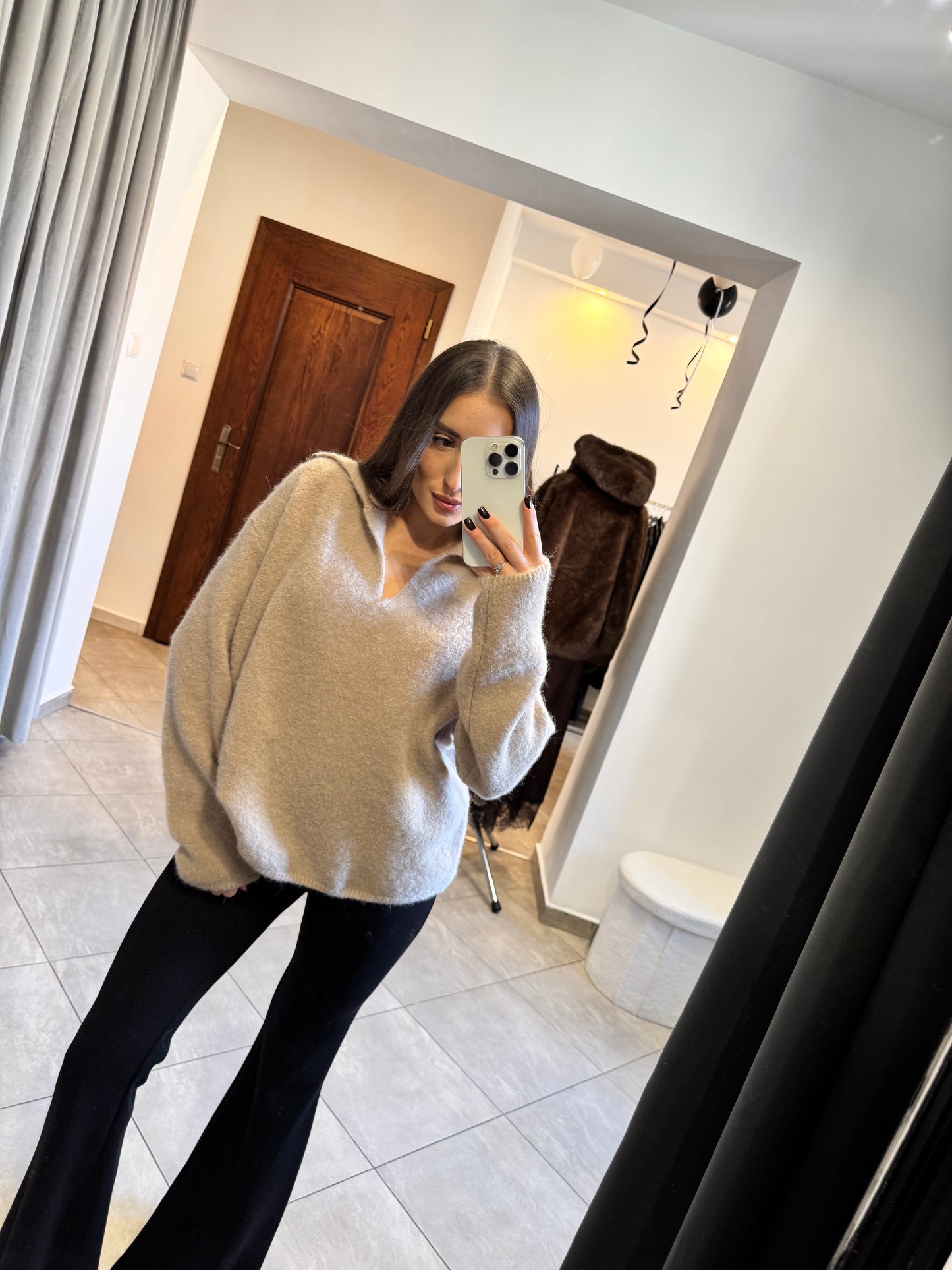 Sweter z dekoltem w serek – beżowy