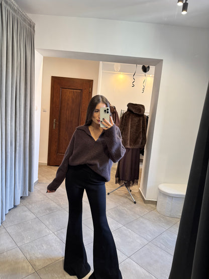 Ciepły, puszysty sweter w kolorze gorzkiej czekolady