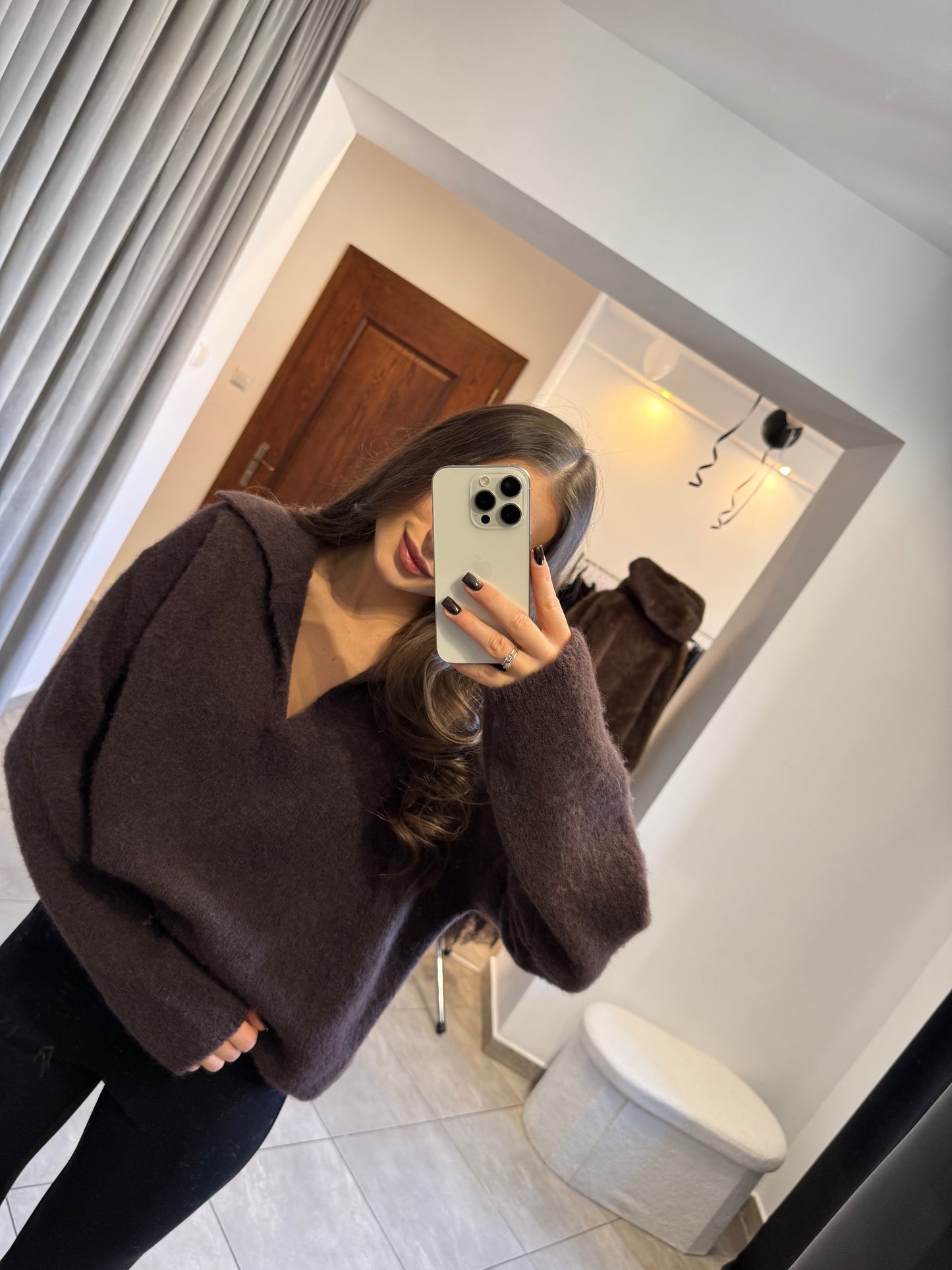 Ciepły, puszysty sweter w kolorze gorzkiej czekolady