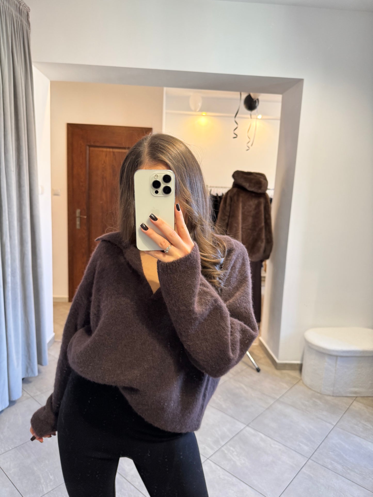 Ciepły, puszysty sweter w kolorze gorzkiej czekolady