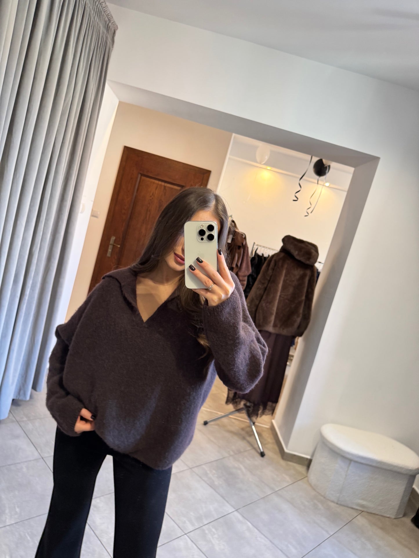 Ciepły, puszysty sweter w kolorze gorzkiej czekolady