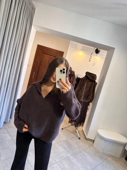 Ciepły, puszysty sweter w kolorze gorzkiej czekolady