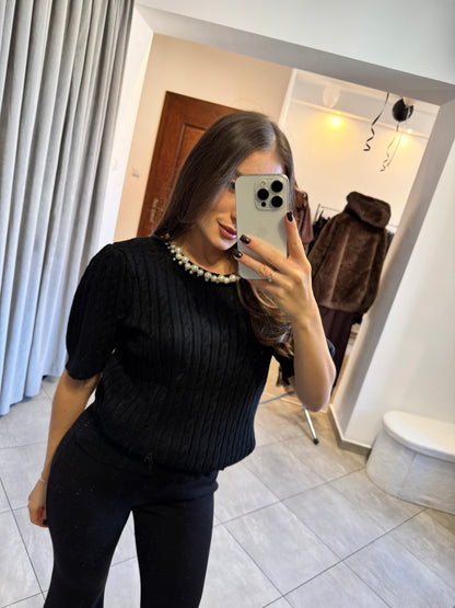 Sweterek z krótkim rękawem i ozdobnym splotem – klasyczna czerń 🖤