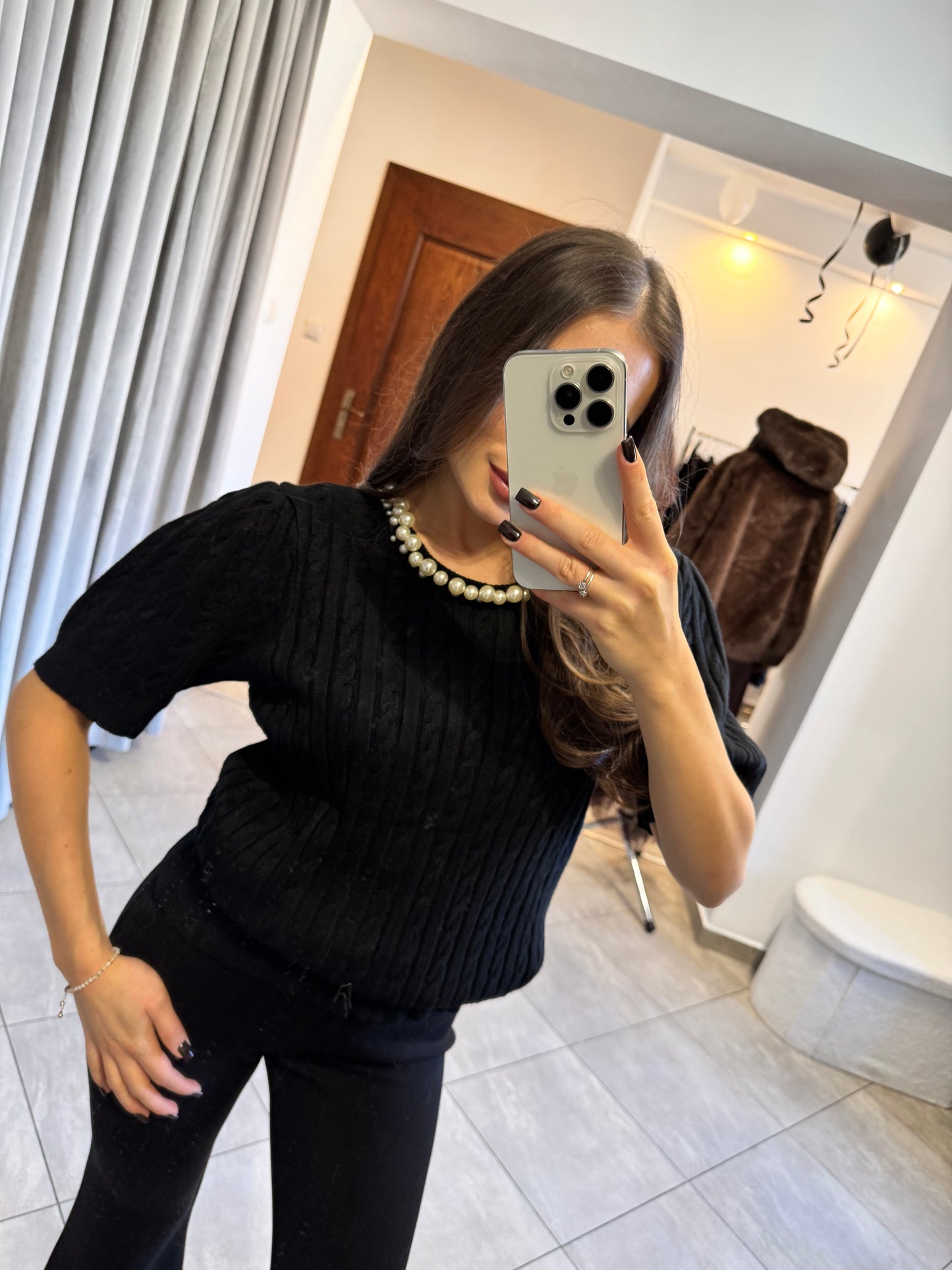 Sweterek z krótkim rękawem i ozdobnym splotem – klasyczna czerń 🖤