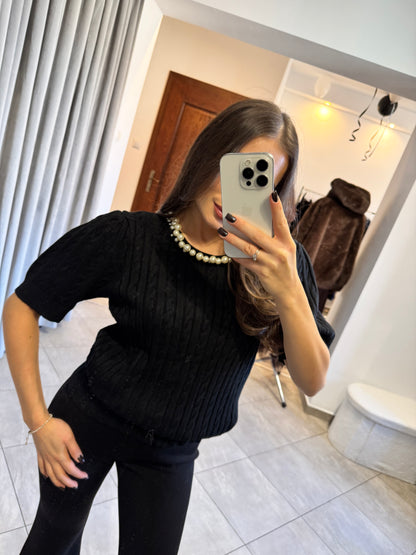 Sweterek z krótkim rękawem i ozdobnym splotem – klasyczna czerń 🖤
