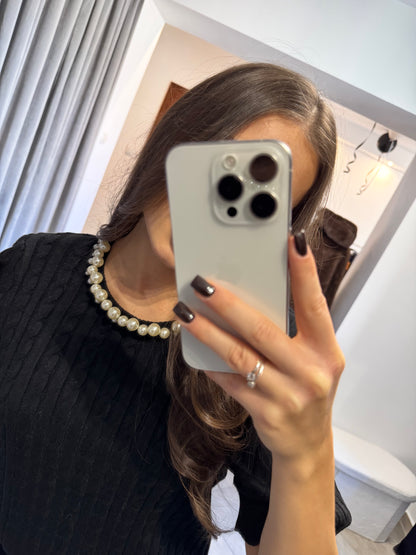 Sweterek z krótkim rękawem i ozdobnym splotem – klasyczna czerń 🖤