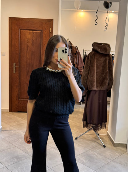Sweterek z krótkim rękawem i ozdobnym splotem – klasyczna czerń 🖤