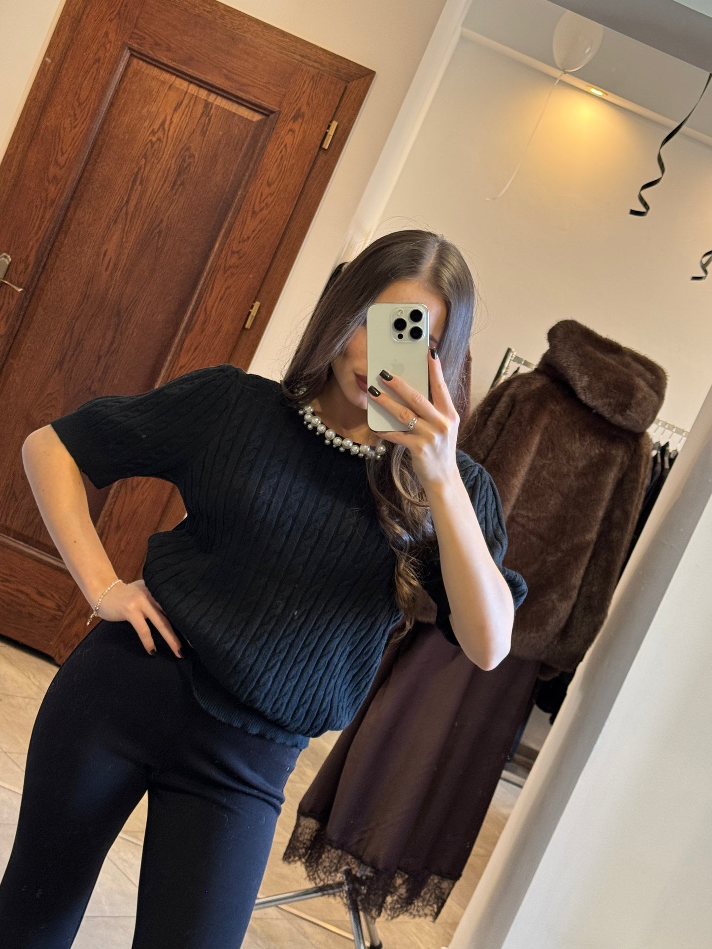 Sweterek z krótkim rękawem i ozdobnym splotem – klasyczna czerń 🖤