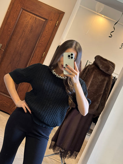 Sweterek z krótkim rękawem i ozdobnym splotem – klasyczna czerń 🖤