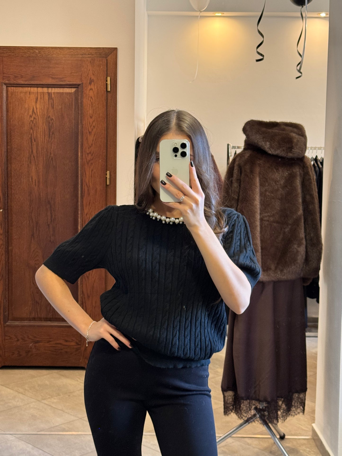 Sweterek z krótkim rękawem i ozdobnym splotem – klasyczna czerń 🖤