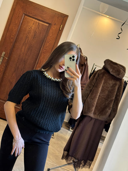 Sweterek z krótkim rękawem i ozdobnym splotem – klasyczna czerń 🖤