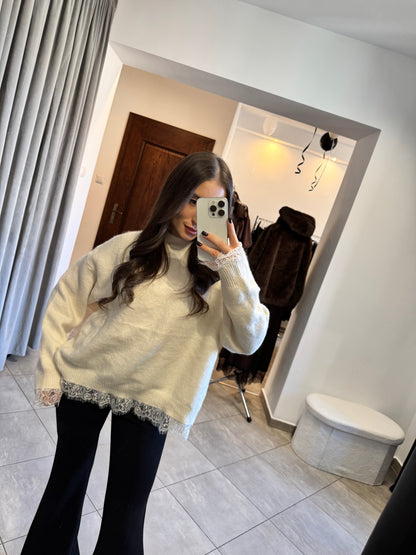 Sweter z koronkowym wykończeniem i dekoltem V na plecach – ecru elegance