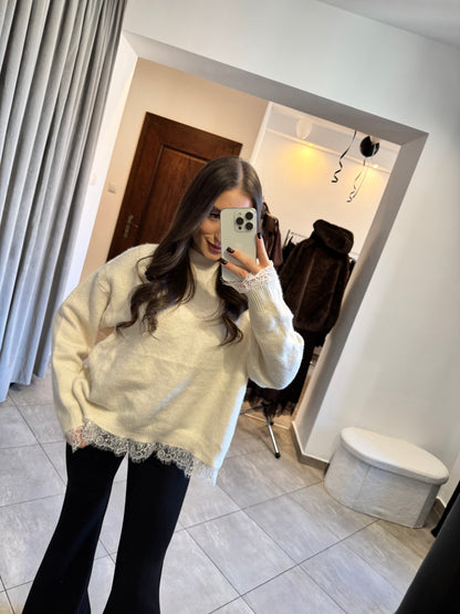 Sweter z koronkowym wykończeniem i dekoltem V na plecach – ecru elegance