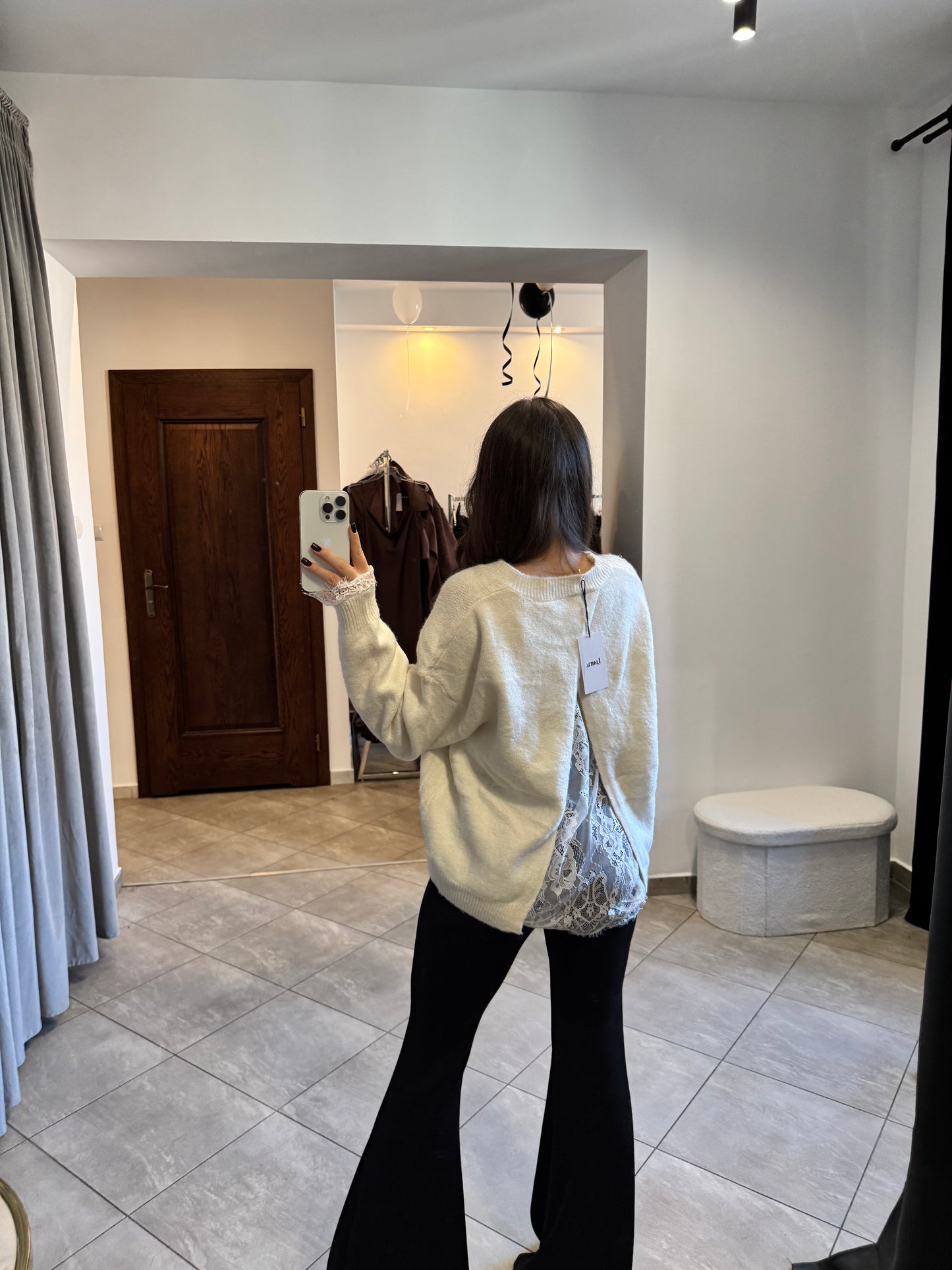 Sweter z koronkowym wykończeniem i dekoltem V na plecach – ecru elegance