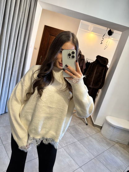 Sweter z koronkowym wykończeniem i dekoltem V na plecach – ecru elegance