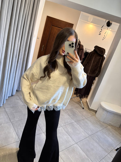 Sweter z koronkowym wykończeniem i dekoltem V na plecach – ecru elegance
