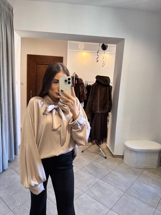 Satynowa koszula z wiązaniem pod szyją – beżowy połysk