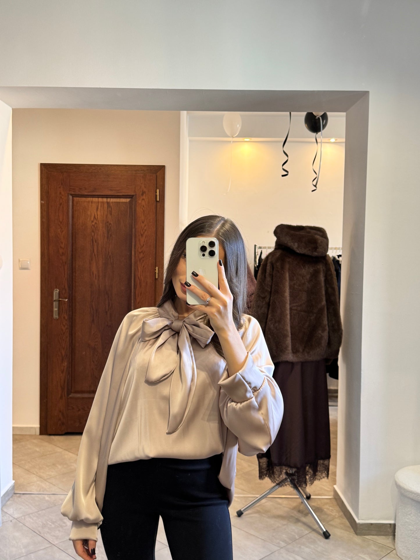 Satynowa koszula z wiązaniem pod szyją – beżowy połysk