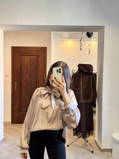 Satynowa koszula z wiązaniem pod szyją – beżowy połysk