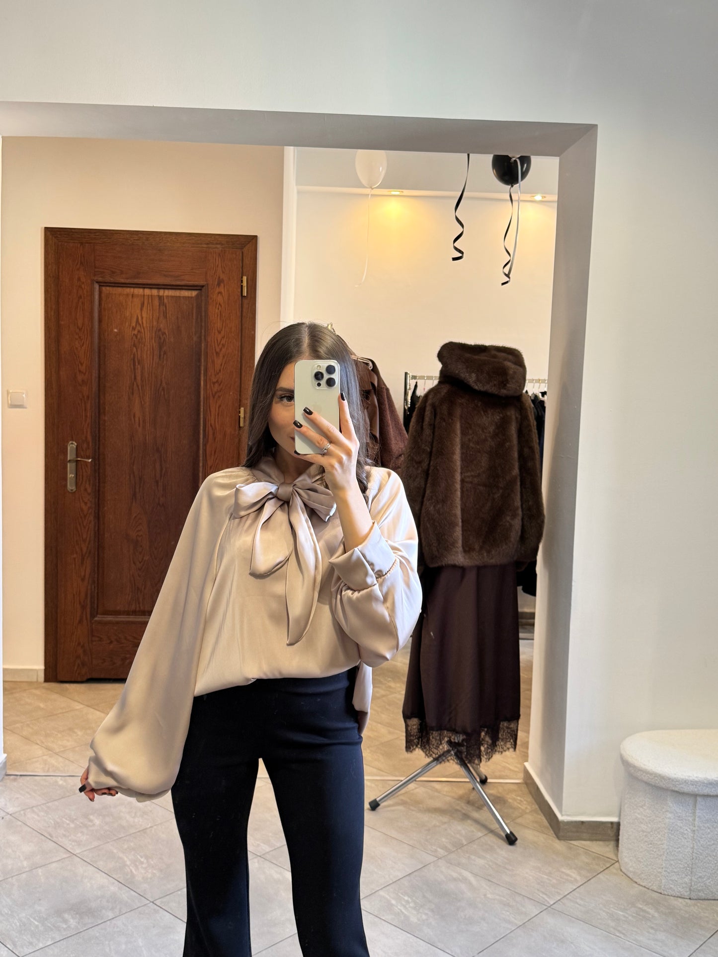 Satynowa koszula z wiązaniem pod szyją – beżowy połysk