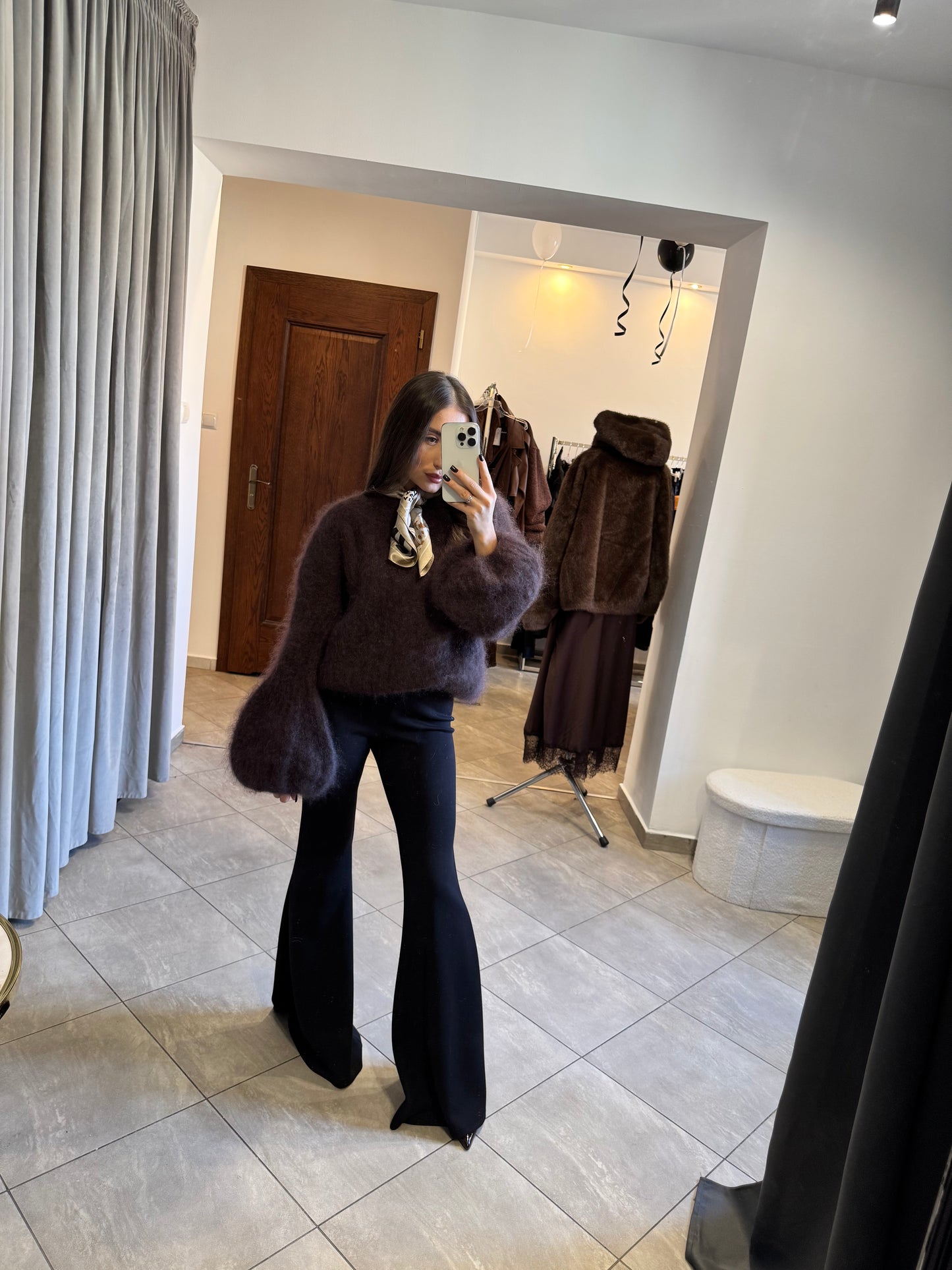 Sweter z luksusowego kid moheru z szerokimi rękawami – czekoladowy