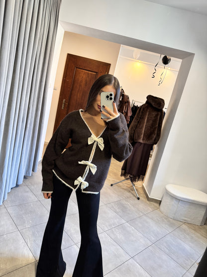 Sweter z kokardkami i kontrastowym wykończeniem – czekoladowy