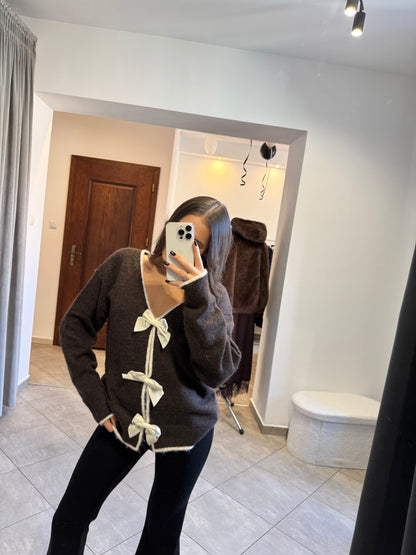 Sweter z kokardkami i kontrastowym wykończeniem – czekoladowy