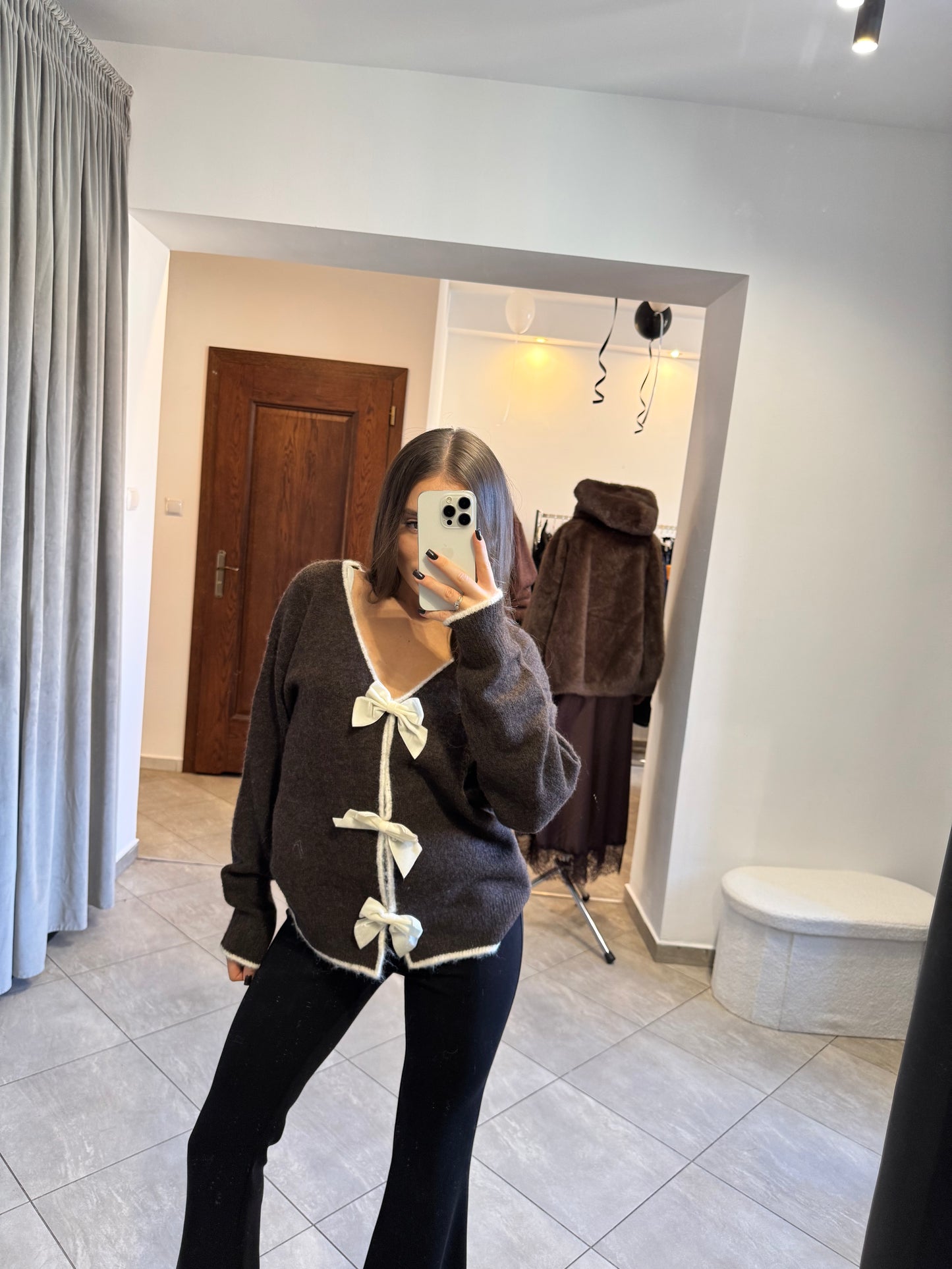 Sweter z kokardkami i kontrastowym wykończeniem – czekoladowy