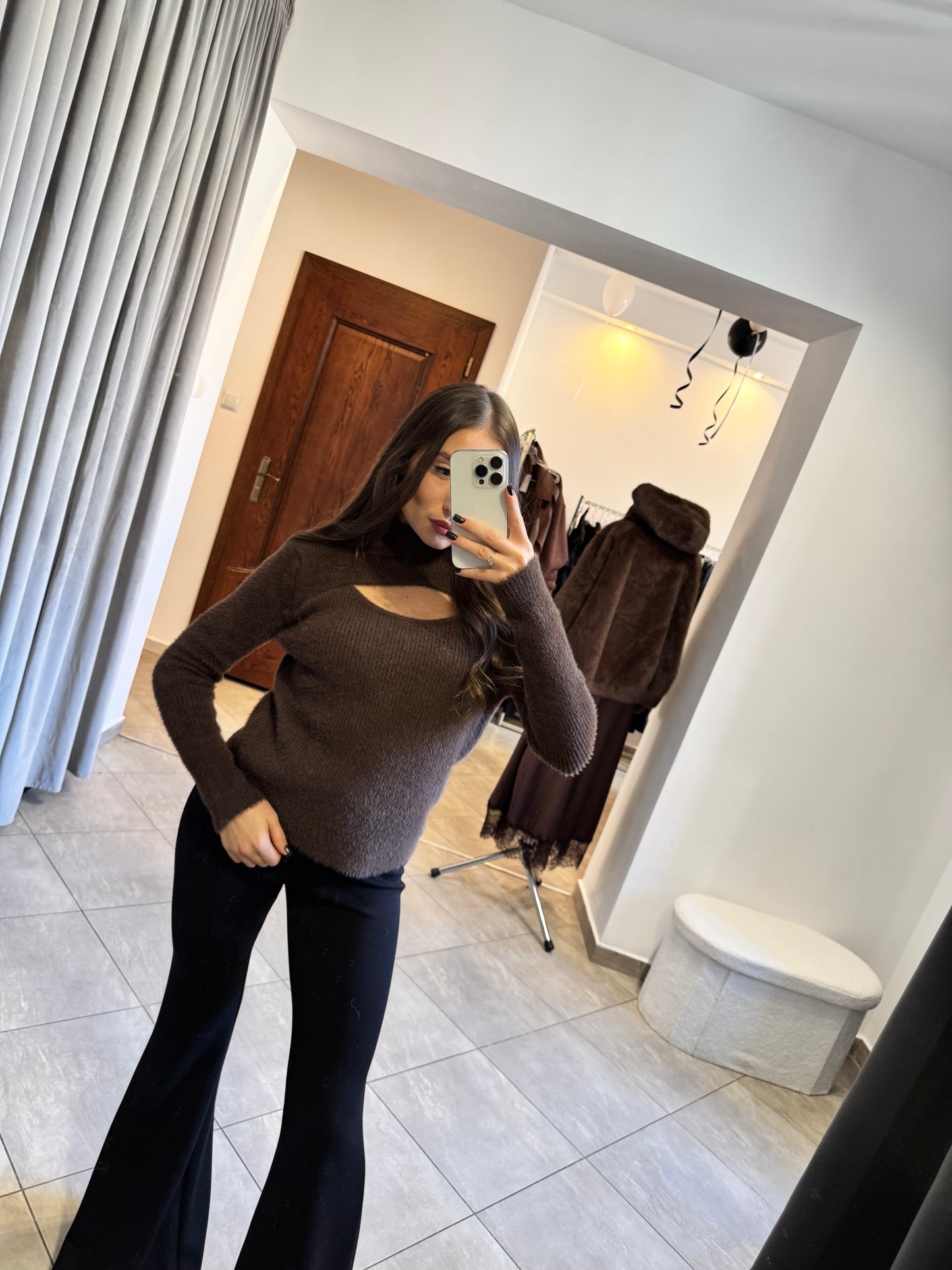 Sweter z wycięciem przy dekolcie – czekoladowy