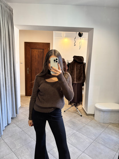 Sweter z wycięciem przy dekolcie – czekoladowy