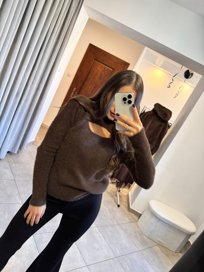 Sweter z wycięciem przy dekolcie – czekoladowy