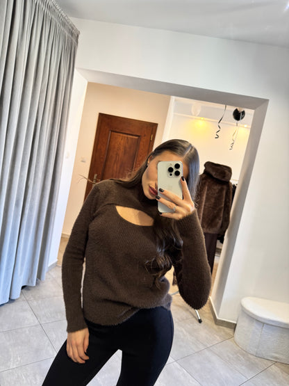 Sweter z wycięciem przy dekolcie – czekoladowy