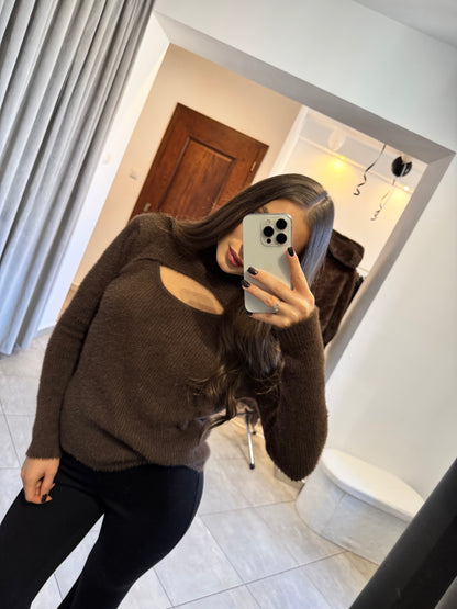 Sweter z wycięciem przy dekolcie – czekoladowy