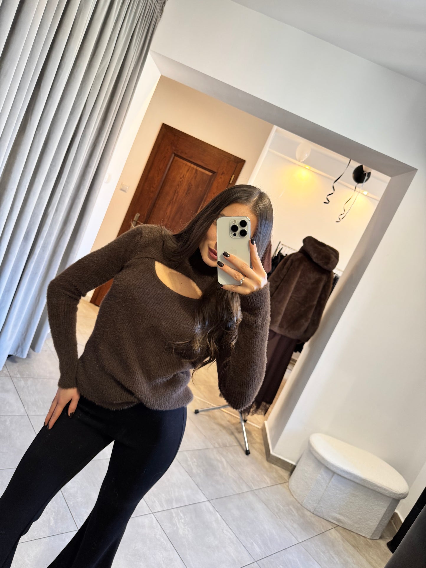 Sweter z wycięciem przy dekolcie – czekoladowy