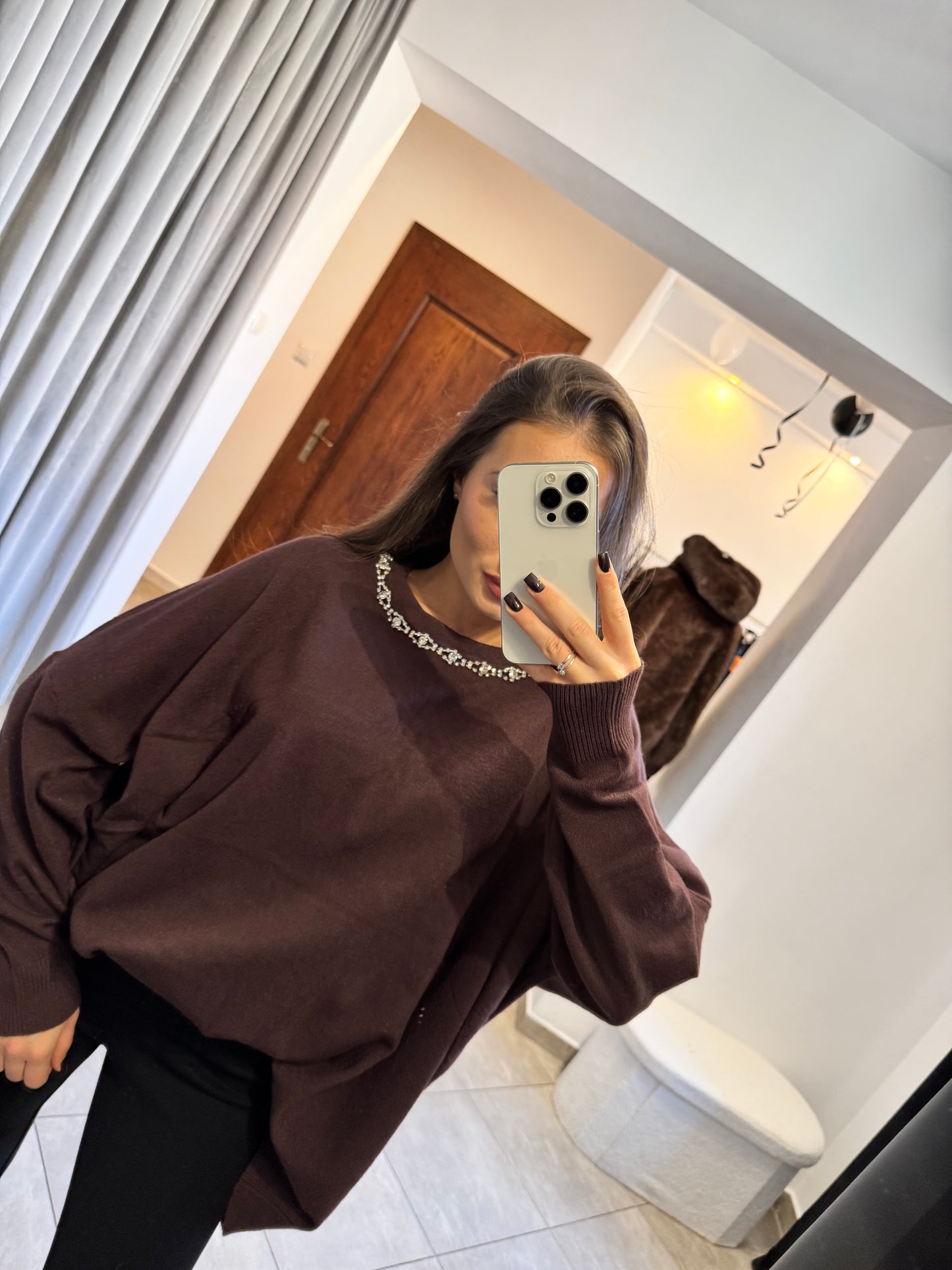 Oversize sweter z ozdobnym dekoltem – ciemnoczekoladowy