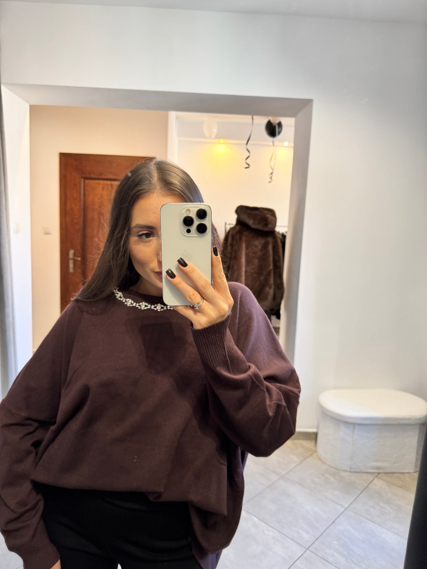 Oversize sweter z ozdobnym dekoltem – ciemnoczekoladowy