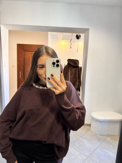 Oversize sweter z ozdobnym dekoltem – ciemnoczekoladowy