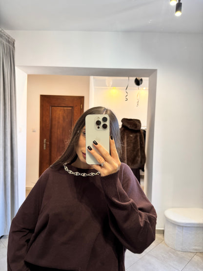 Oversize sweter z ozdobnym dekoltem – ciemnoczekoladowy