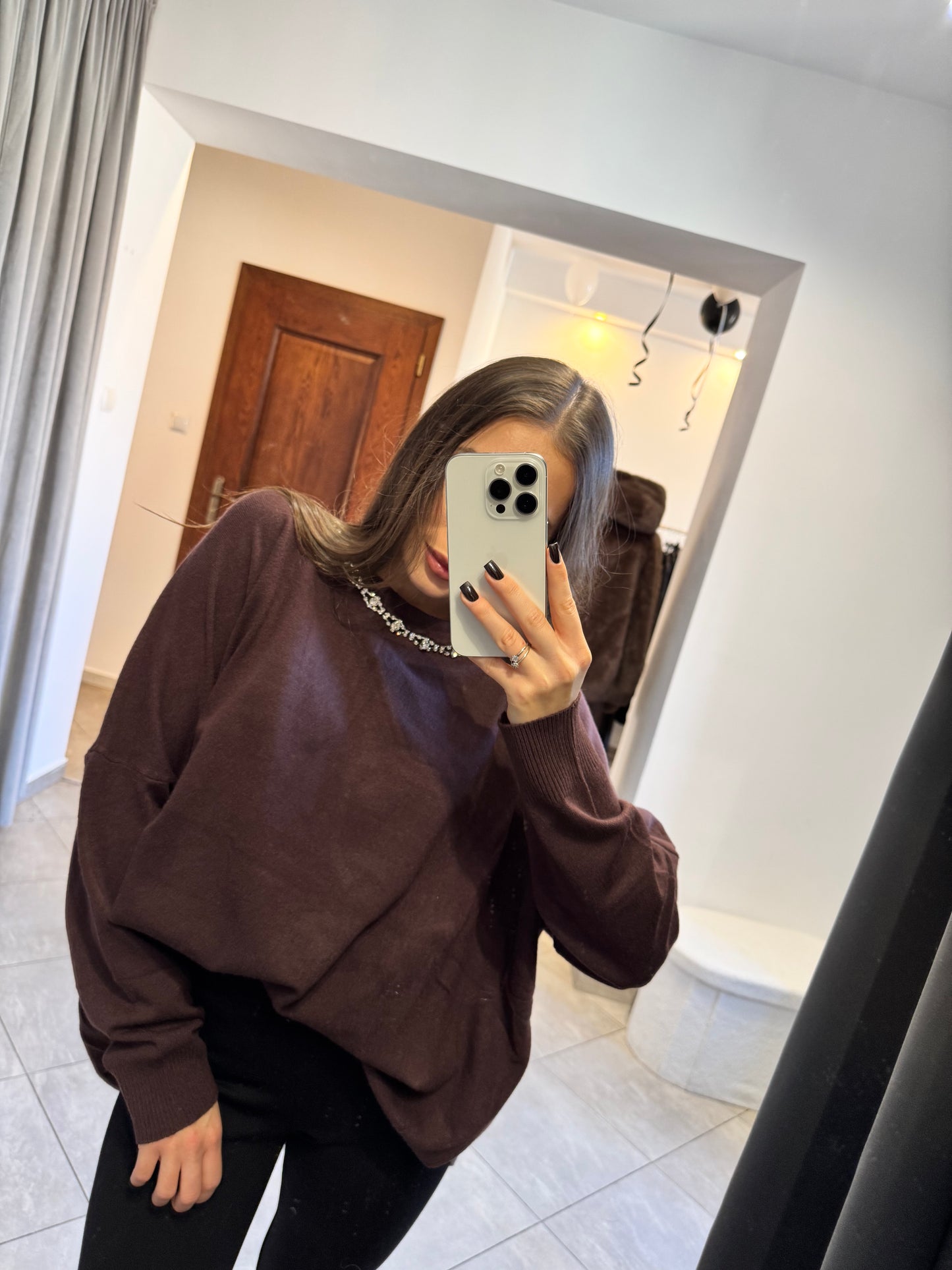 Oversize sweter z ozdobnym dekoltem – ciemnoczekoladowy