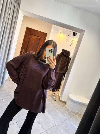 Oversize sweter z ozdobnym dekoltem – ciemnoczekoladowy