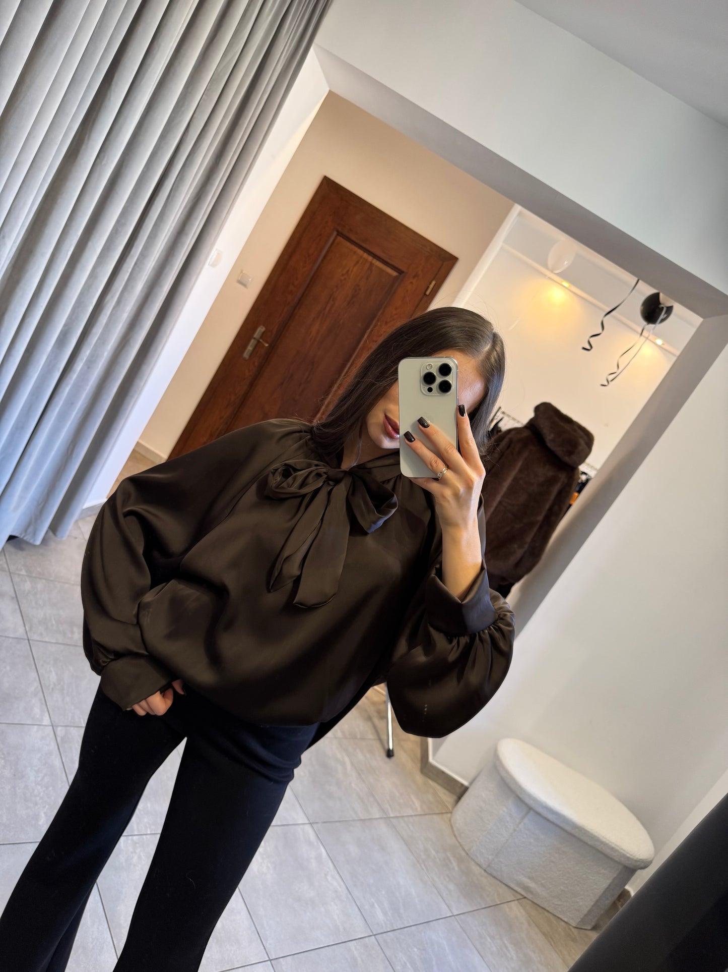 Satynowa koszula z wiązaniem pod szyją – czekoladowy brąz