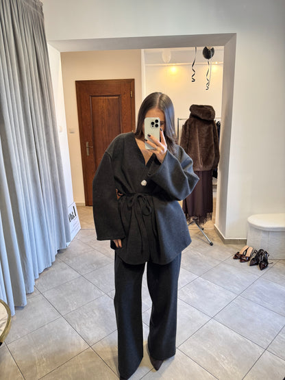 Elegancki komplet oversize z wiązaniem w talii – grafitowy