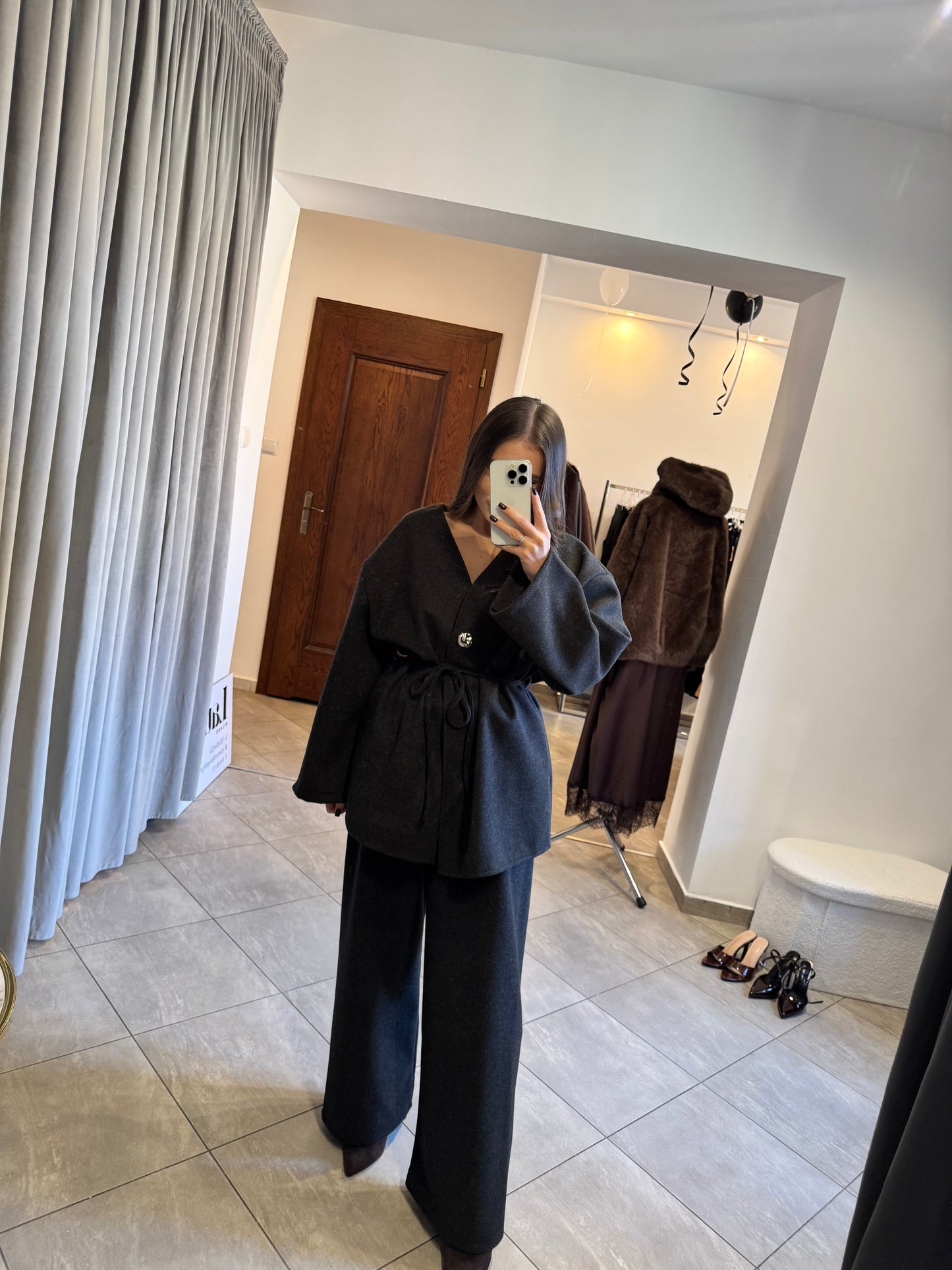 Elegancki komplet oversize z wiązaniem w talii – grafitowy