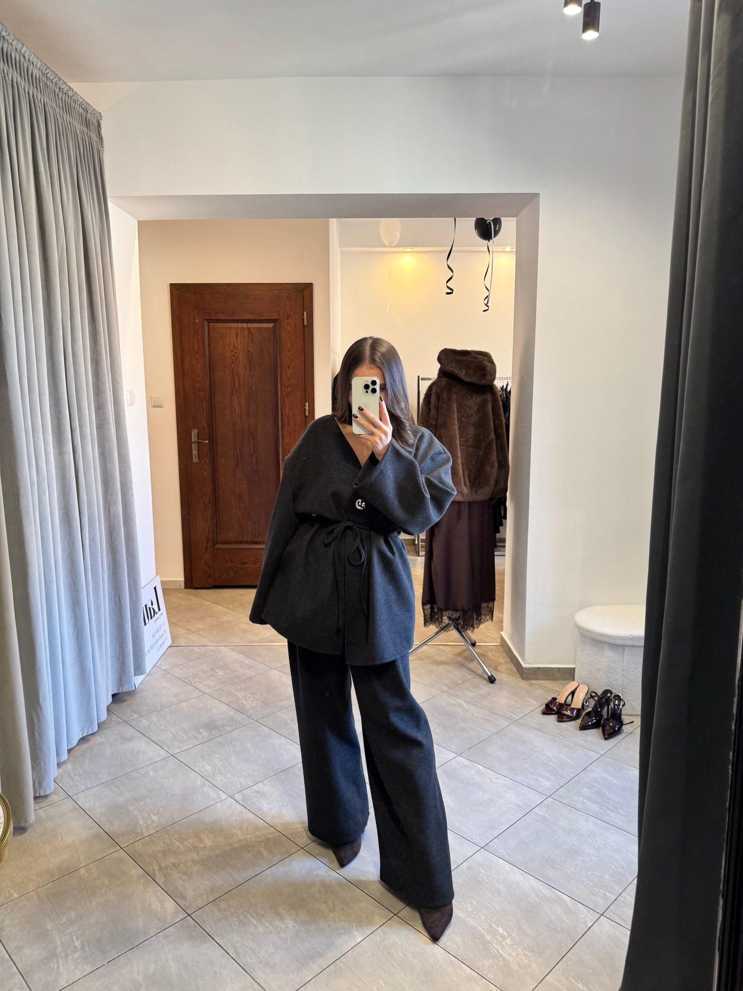 Elegancki komplet oversize z wiązaniem w talii – grafitowy