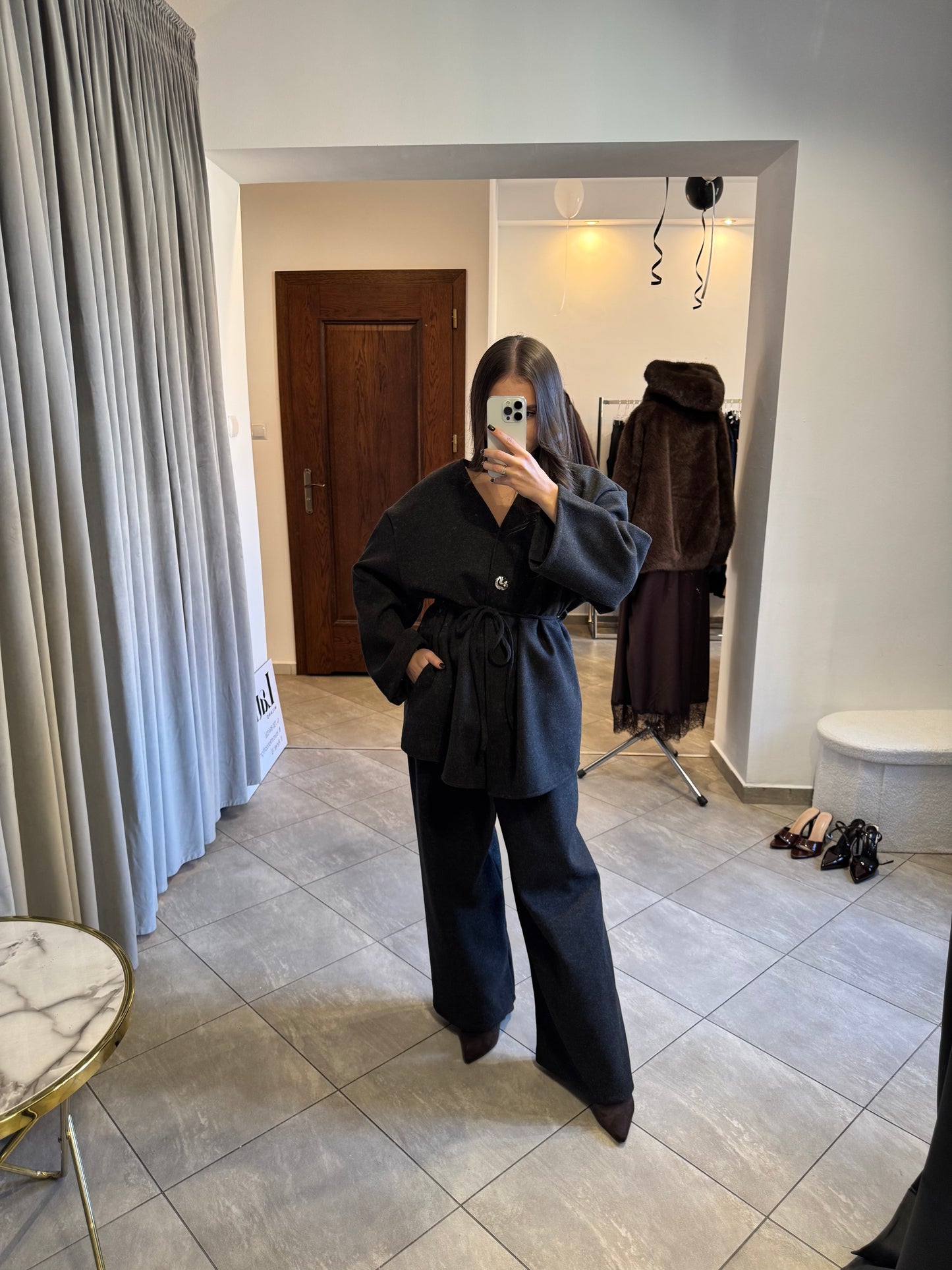 Elegancki komplet oversize z wiązaniem w talii – grafitowy