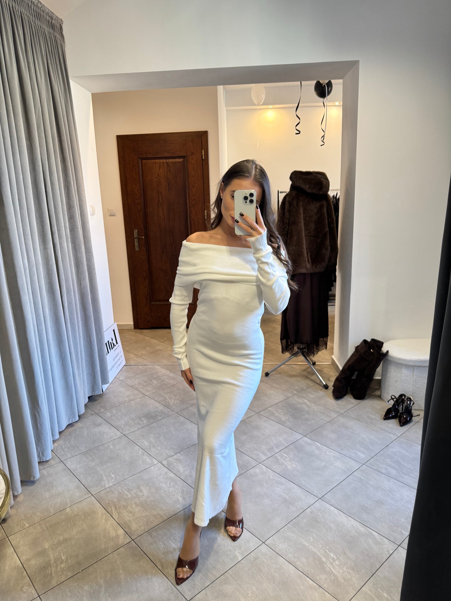 Dzianinowa sukienka z odkrytymi ramionami – ecru