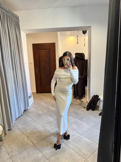 Dzianinowa sukienka z odkrytymi ramionami – ecru